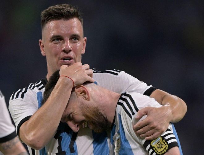 包含阿根廷强势AC米兰，梅西完成帽子戏法的词条