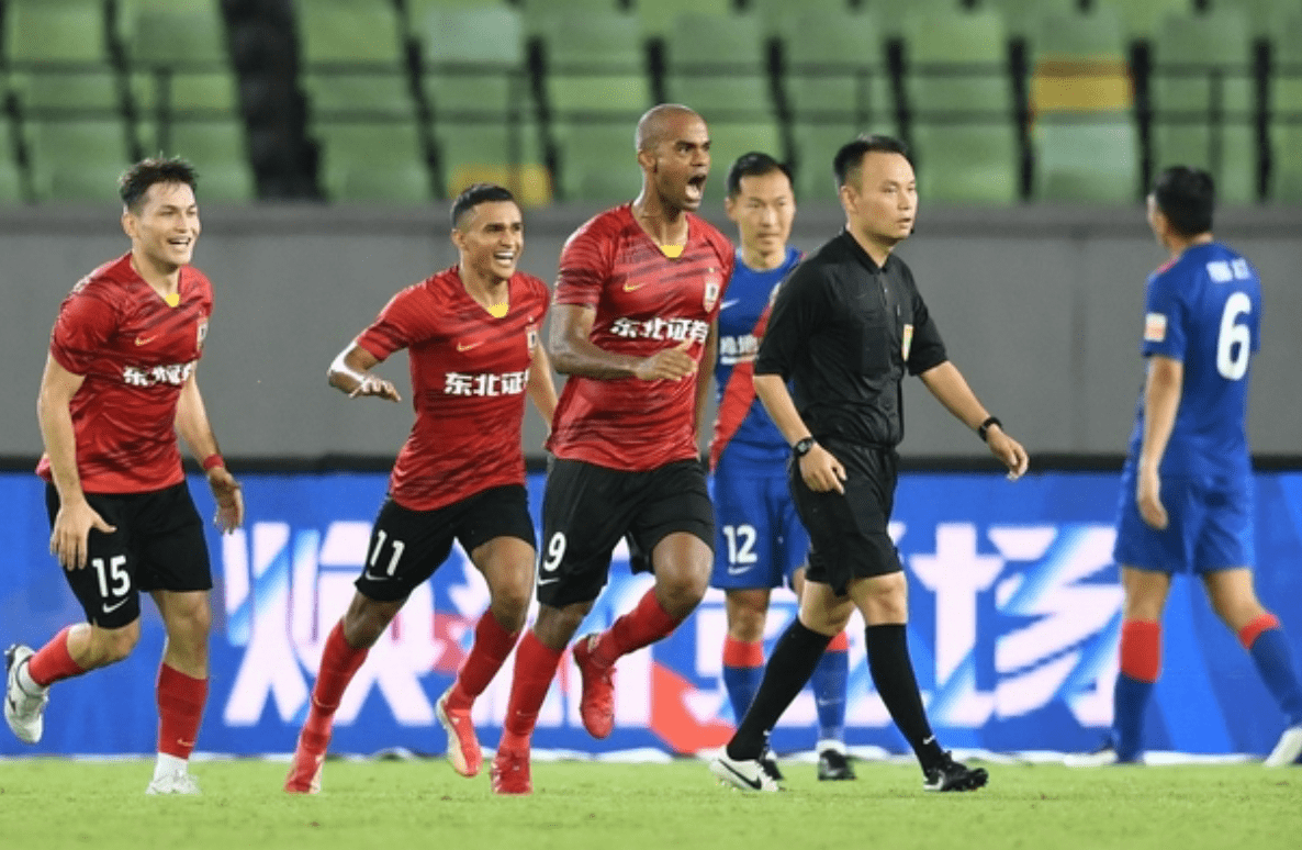 关于狼堡主场完胜对手，继续领跑积分榜！的信息