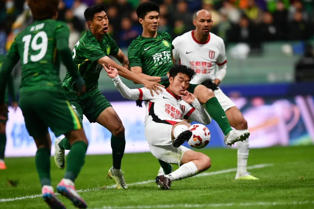 足球战报：北京中赫国安客场战平上海绿地申花
