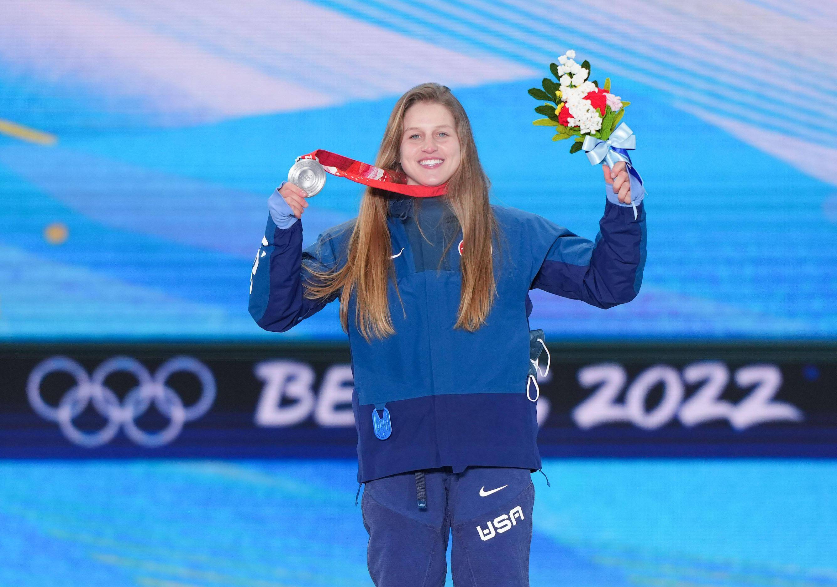 新西兰选手在单板滑雪赛中斩获金牌