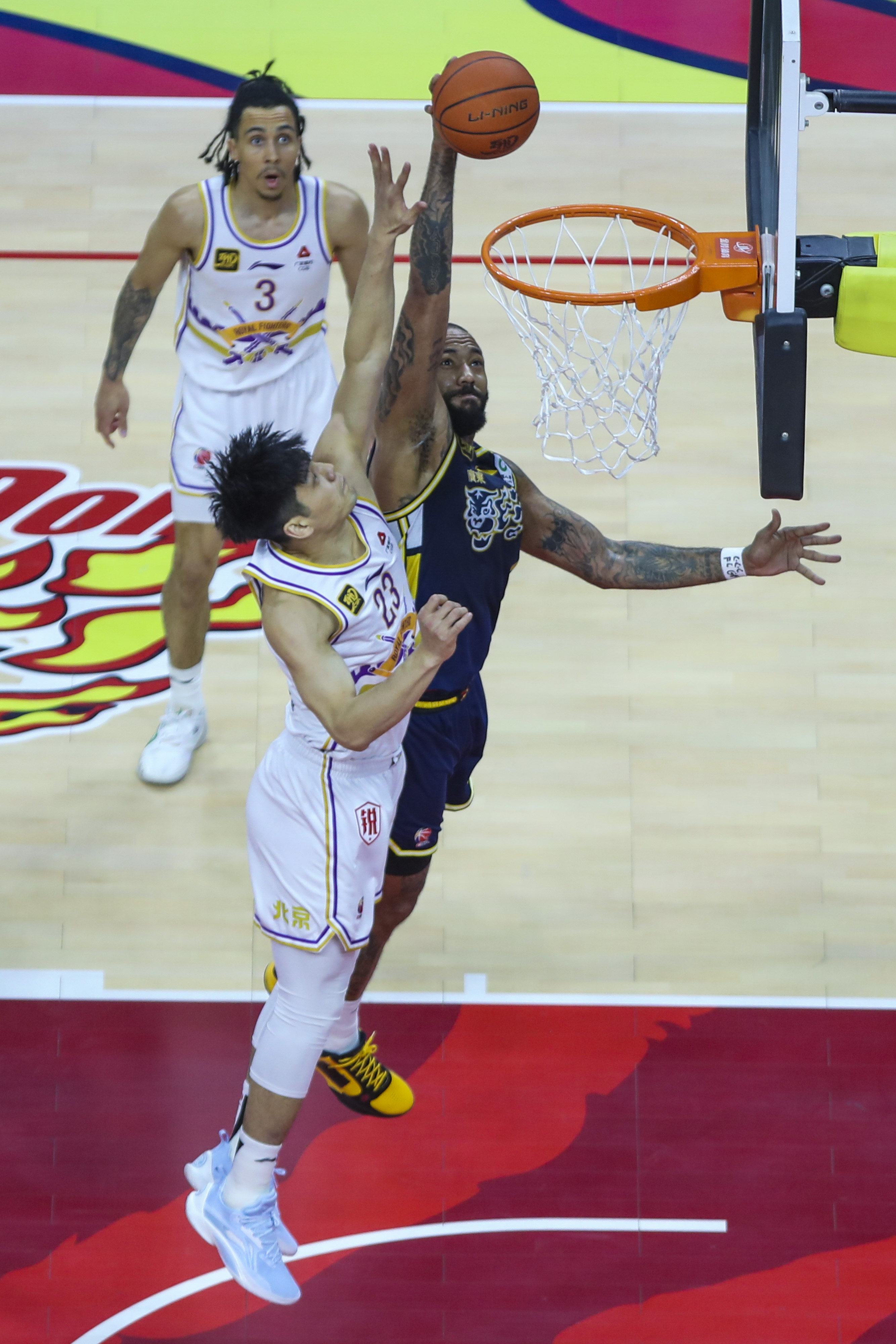 精彩对攻，球队完美躲过大逆转的简单介绍