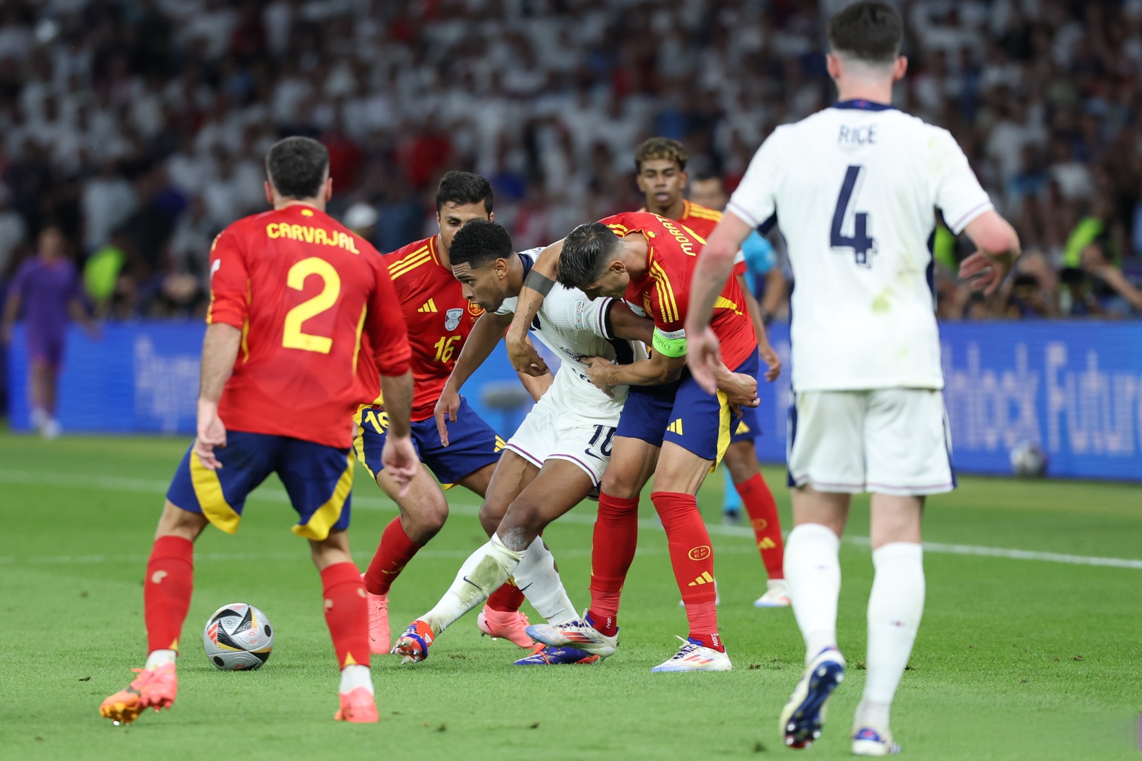 英格兰击败西班牙,提前锁定小组第一的简单介绍 英格兰击败西班牙,提前锁定小组第一的简单介绍