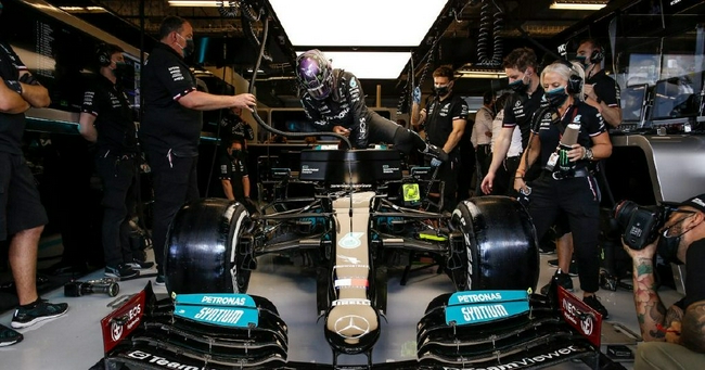 关于索伯车队鏖战梅赛德斯，汉密尔顿状态火热的信息